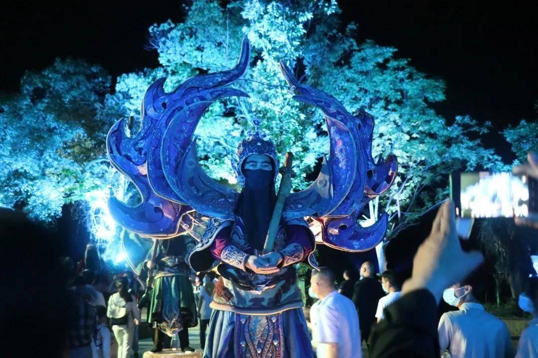 为什么会有一种人要跟自己好朋友同时喜欢上一个男生她才会爱上这个男生 她朋友不喜欢了她也不喜欢了？